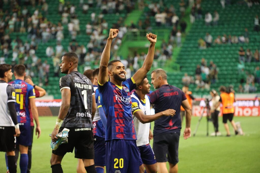 Imagem Ilustrando a Notícia: Ex-Vila Nova, Juninho Vieira marca em vitória do Chaves contra o Sporting, pelo Campeonato Português