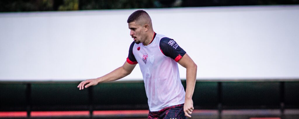 Imagem Ilustrando a Notícia: Lucas Gazal comemora bom início com a camisa do Atlético Goianiense