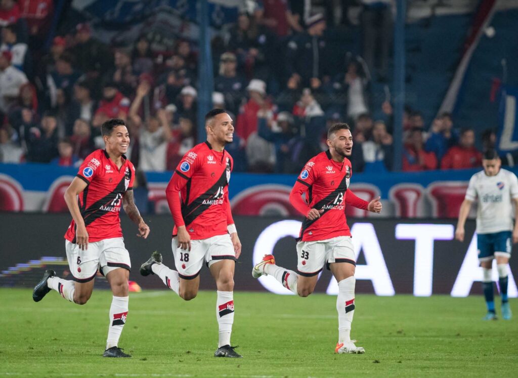 Imagem Ilustrando a Notícia: Em reestreia de Suárez, Atlético-GO bate o Nacional por 1 a 0 e larga em vantagem na Sul-Americana