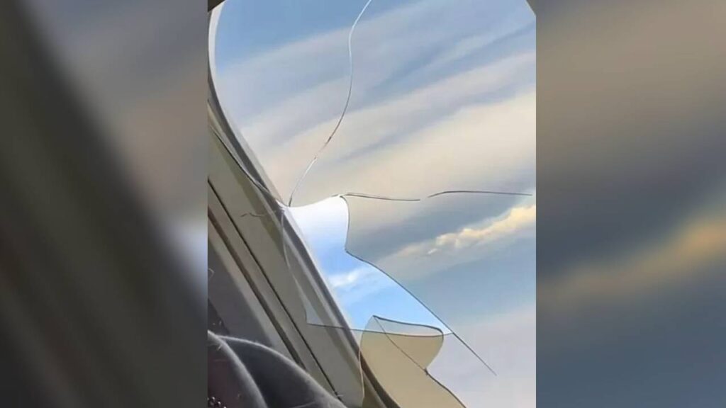 Imagem Ilustrando a Notícia: Foi por pouco! Passageira filma momento em que janela de avião ‘quebra’ durante voo