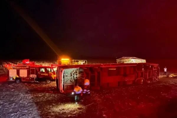 Imagem Ilustrando a Notícia: Ônibus tomba na BR-153, deixa 2 mulheres mortas e 50 feridos