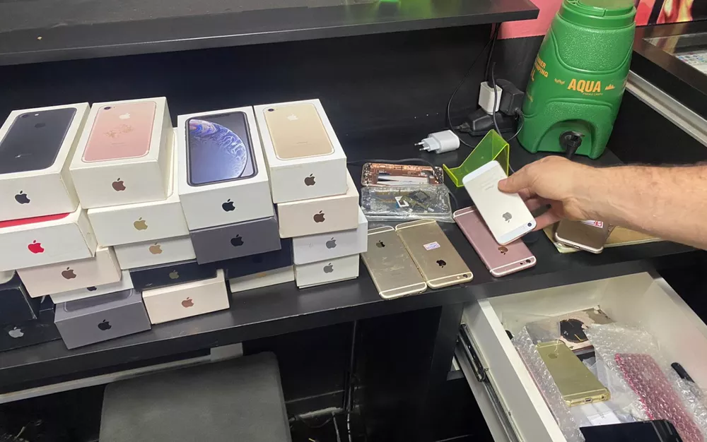 Imagem Ilustrando a Notícia: Polícia prende lojistas suspeitos de revender celulares comprados com cartões clonados