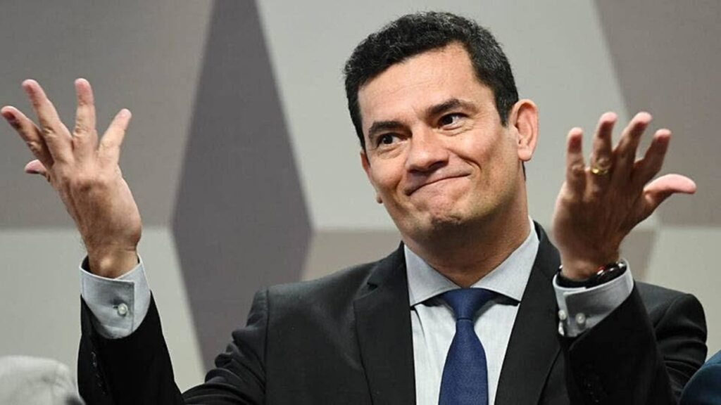Imagem Ilustrando a Notícia: Sergio Moro registra candidatura e declara R$ 1,6 milhão em bens, sendo R$ 320 mil no exterior