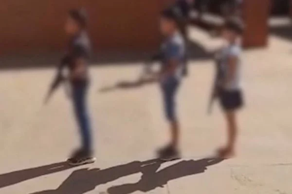 Imagem Ilustrando a Notícia: Crianças marcham e empunham réplicas de fuzis em escola de Goiás