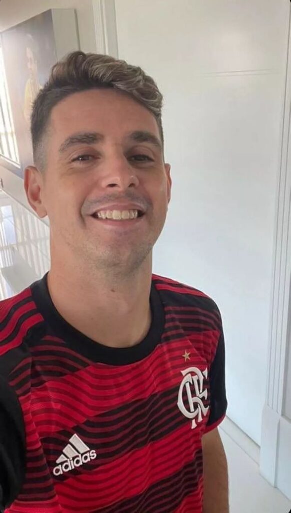 Imagem Ilustrando a Notícia: Oscar no Flamengo? Meia aparece em foto com camisa do clube
