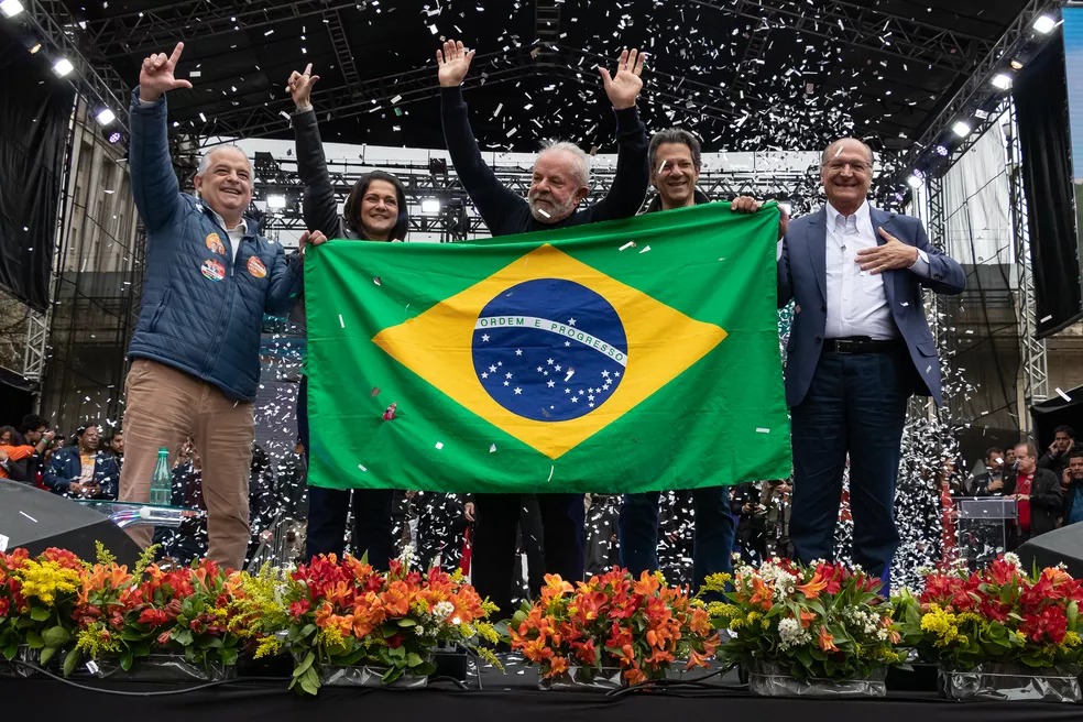 Imagem Ilustrando a Notícia: Ofensiva religiosa de Bolsonaro faz Lula reagir, mas QG quer foco na economia