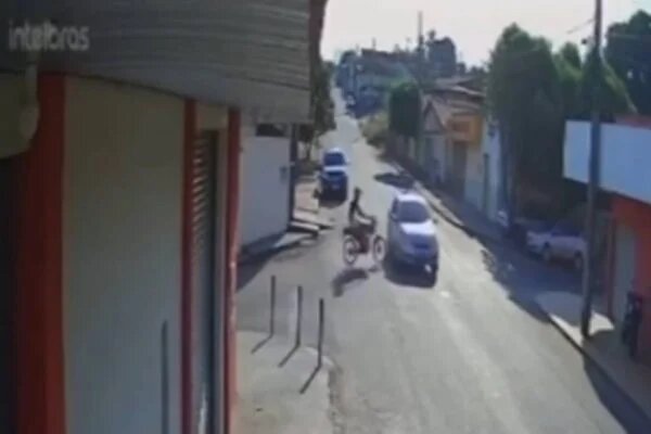 Imagem Ilustrando a Notícia: Motociclista bate em carro, ‘voa’ sob veículo e dá pirueta no ar, após tentar fugir de viatura da PM em Uruaçu