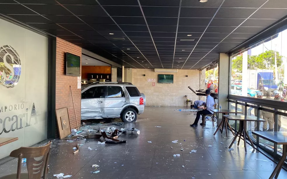 Imagem Ilustrando a Notícia: Motorista que invadiu restaurante é indiciada pela Polícia Civil