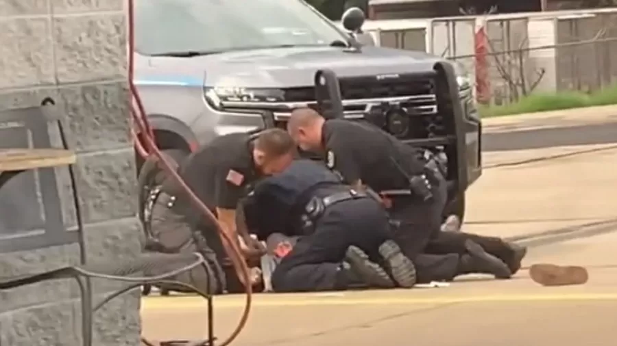 Imagem Ilustrando a Notícia: Policiais são flagrados agredindo suspeito nos EUA; vídeo