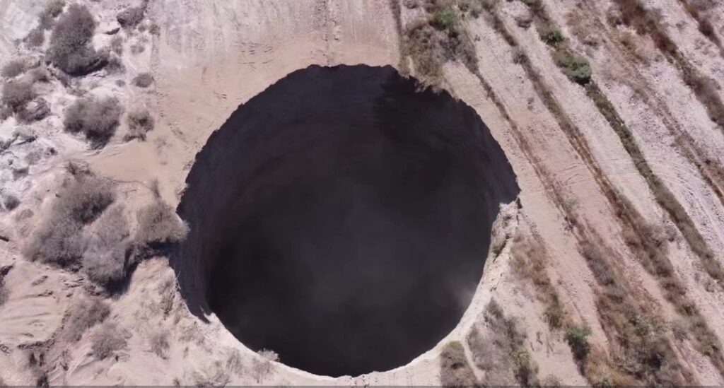 Imagem Ilustrando a Notícia: O que causou o buraco ‘misterioso’ com 200 metros de profundidade na região do Atacama, no Chile?