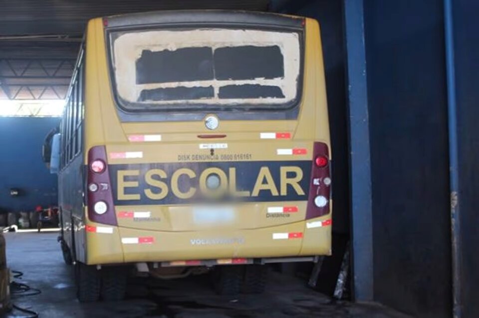 Imagem Ilustrando a Notícia: Servidor público e comerciante são presos em flagrante furtando combustível de ônibus escolar, em Goianésia