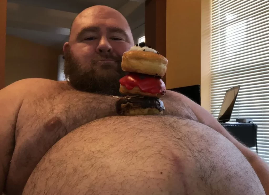 Imagem Ilustrando a Notícia: Entenda quem é Gainer Bull, homem de 227 kg que come 10 mil calorias por dia para agradar fãs