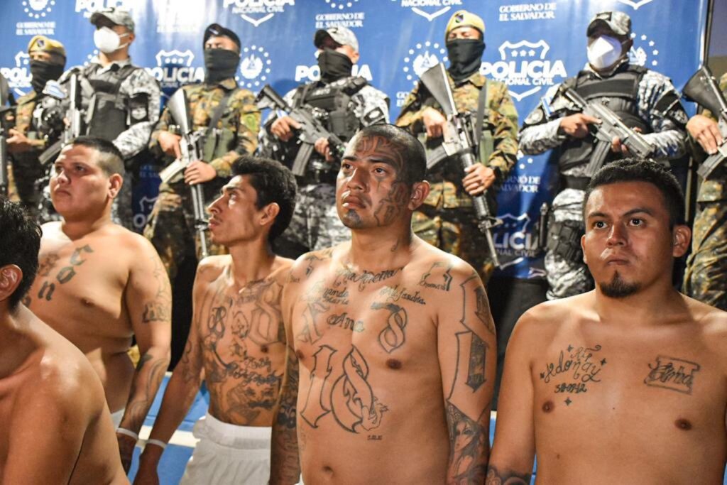 Imagem Ilustrando a Notícia: El Salvador prende 50 mil em guerra contra gangues