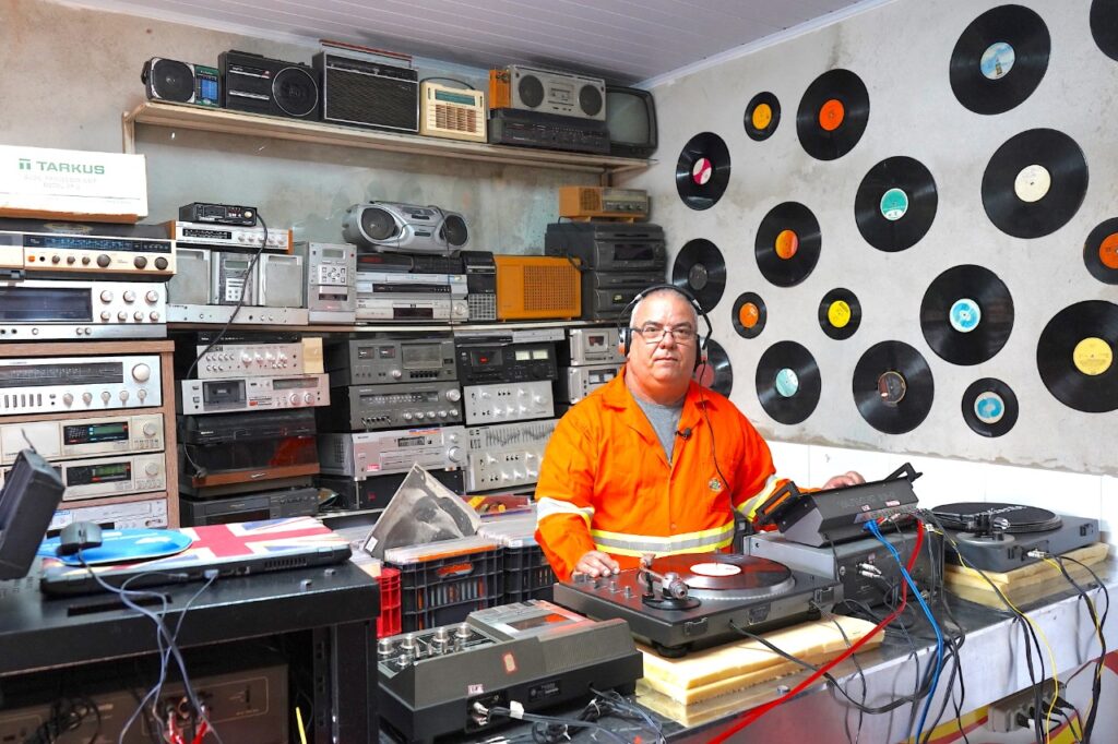Imagem Ilustrando a Notícia: Gari DJ completa 32 anos de carreira e divulga acervo pessoal com 3 mil discos de vinil e 500 fitas cassetes