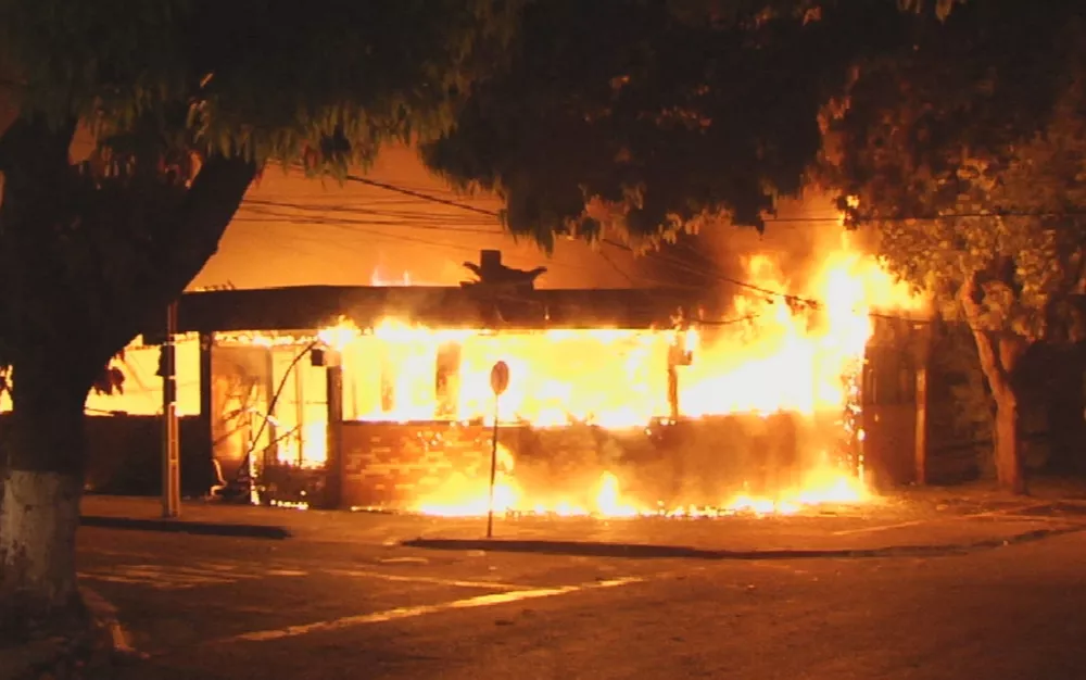 Imagem Ilustrando a Notícia: Velho Texas: Incêndio destrói parte da estrutura de bar no Setor Marista