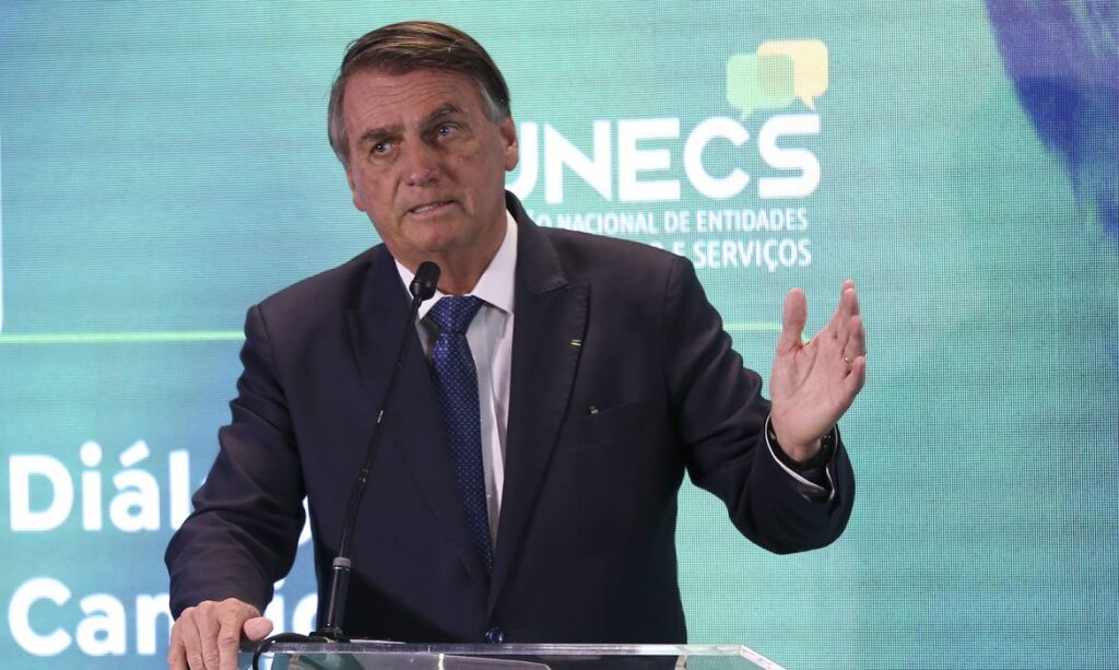 Imagem Ilustrando a Notícia: Bolsonaro diz que reajustará salário de servidores em 2023