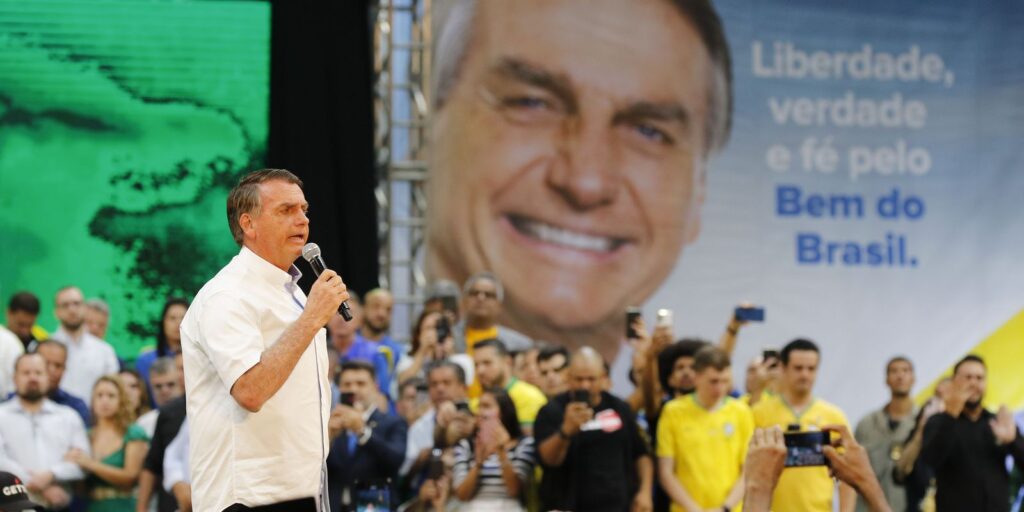 Imagem Ilustrando a Notícia: Bolsonaro começa campanha em local onde levou facada