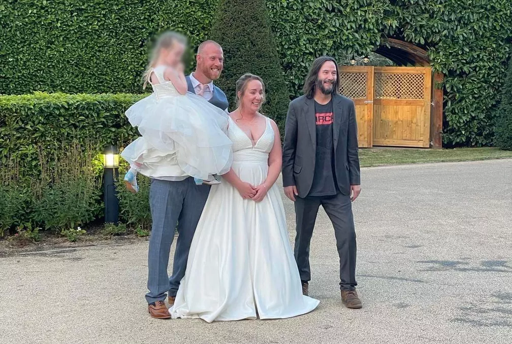 Imagem Ilustrando a Notícia: Keanu Reeves comparece a casamento de estranhos após receber convite do noivo em bar