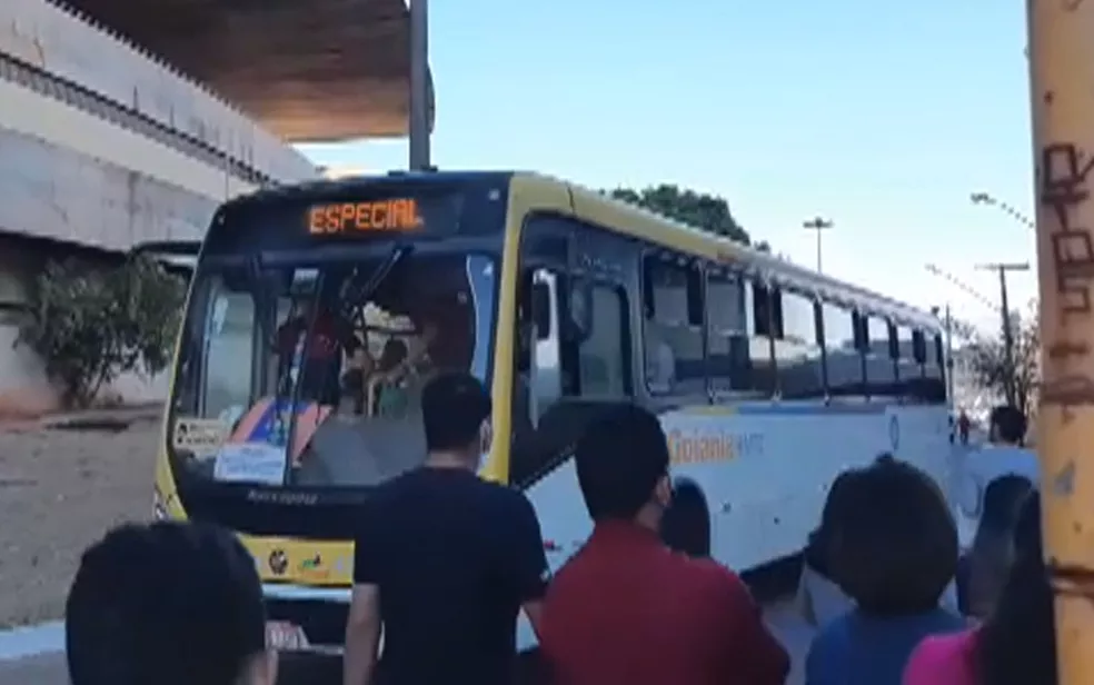 Imagem Ilustrando a Notícia: Ônibus públicos são flagrados transportando evangélicos para evento em Goiânia