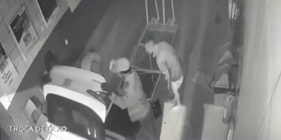 Imagem Ilustrando a Notícia: Vídeo; Ladrão cai em buraco ao tentar roubar cofre