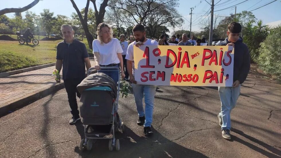 Imagem Ilustrando a Notícia: Filhos e viúva de petista morto a tiros fazem ato pela paz no Dia dos Pais, em Foz do Iguaçu