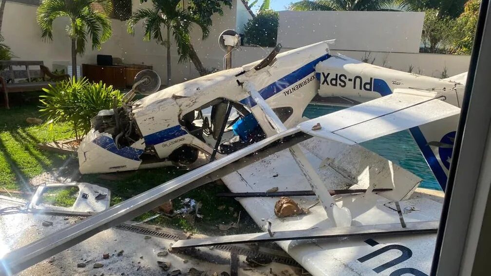 Imagem Ilustrando a Notícia: Avião cai sobre casa na Barra da Tijuca, no Rio de Janeiro; ao menos uma pessoa fica ferida