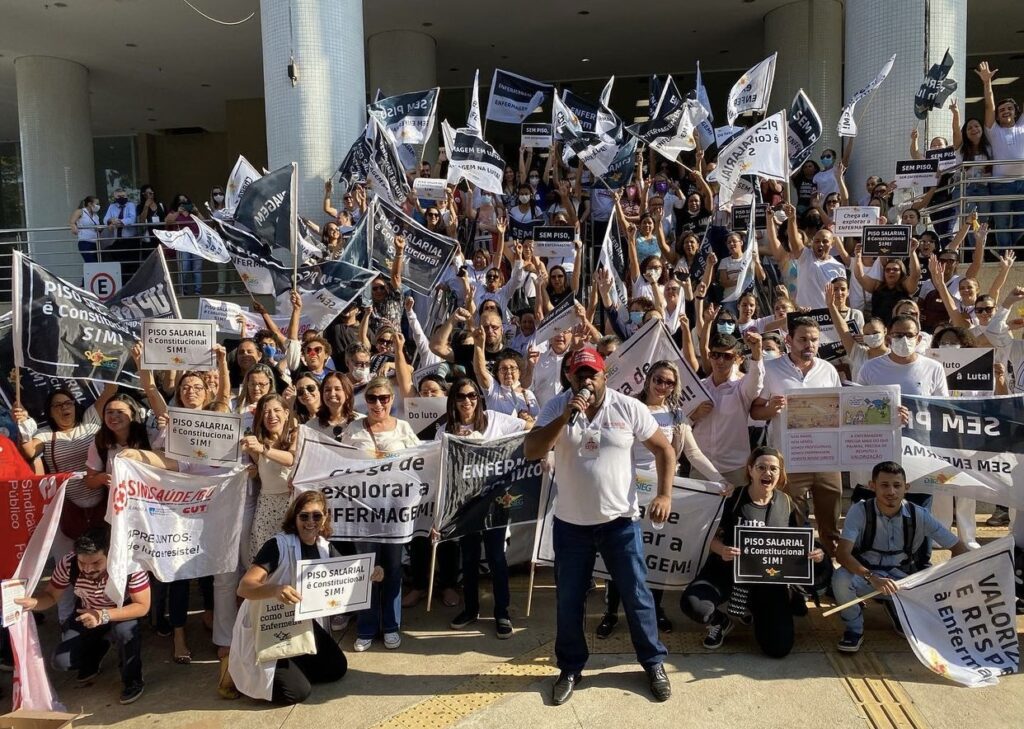 Imagem Ilustrando a Notícia: Enfermeiros ameaçam greve em Goiânia após corte do piso