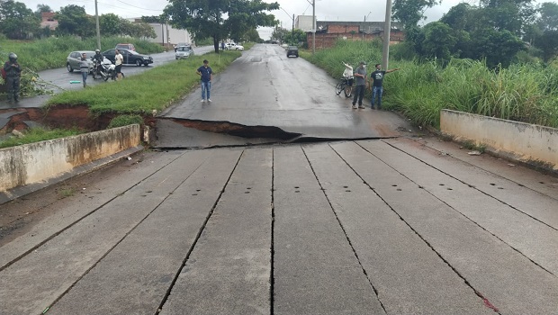 Imagem Ilustrando a Notícia: Moradores da região leste reclamam da demora na entrega de ponte que caiu a 110 dias
