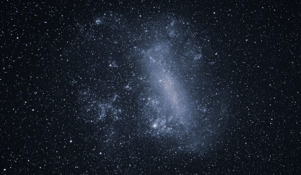 Imagem Ilustrando a Notícia: Hubble detecta escudo de gás que protege galáxias anãs