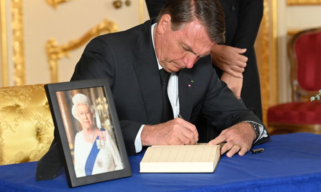 Imagem Ilustrando a Notícia: Bolsonaro visita caixão da Rainha Elisabeth e presta condolências