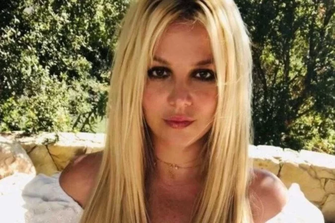 Imagem Ilustrando a Notícia: Britney Spears desabafa sobre abuso parental e diz: ‘Rezo para que queimem no inferno’