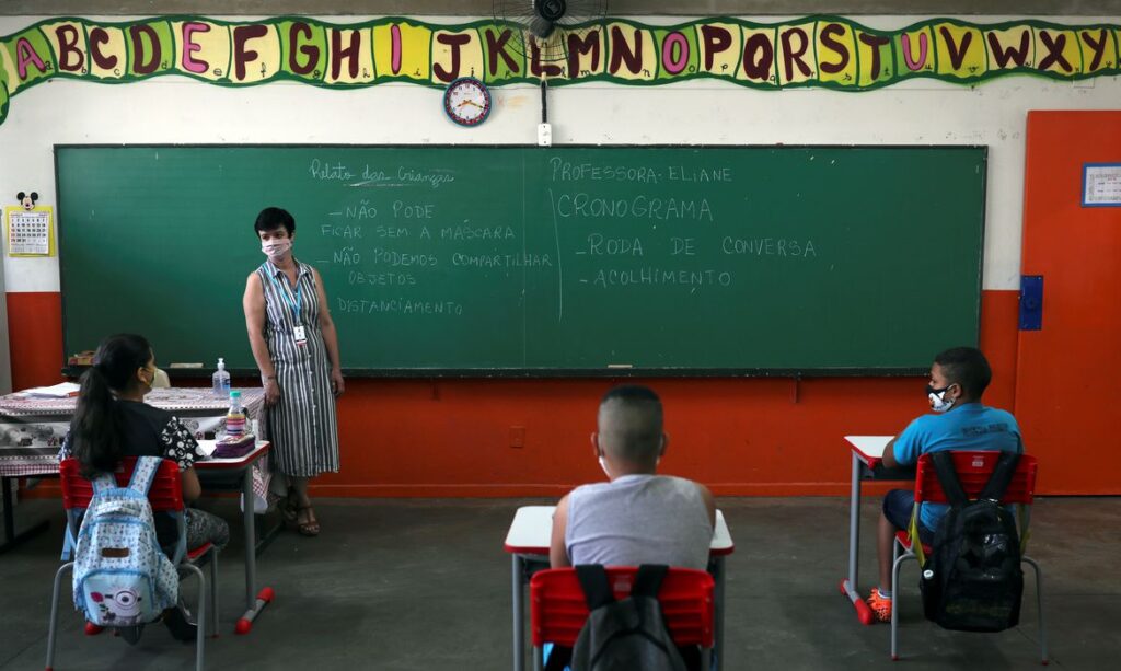Imagem Ilustrando a Notícia: Em 2040, Brasil poderá ter carência de 235 mil professores, diz estudo