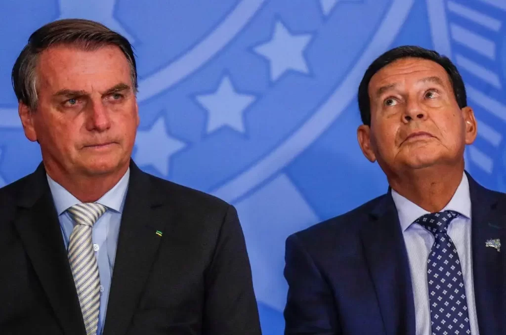 Imagem Ilustrando a Notícia: Bolsonaro escolheu Mourão como vice em 2018 após reunião em banheiro, diz site