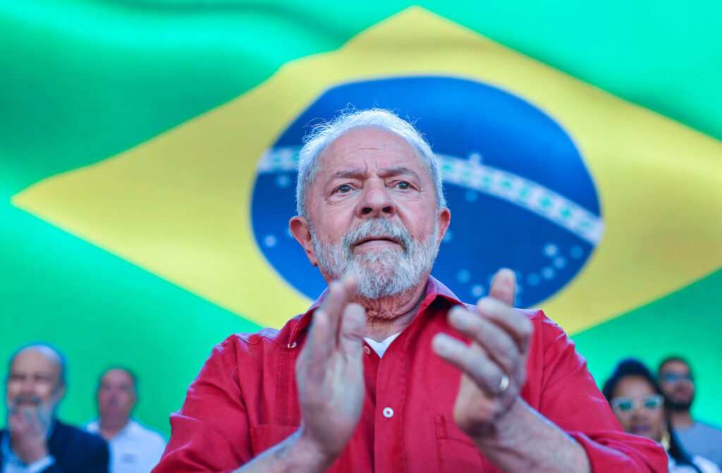Imagem Ilustrando a Notícia: Justiça Eleitoral multa campanha de Lula por propaganda eleitoral antecipada