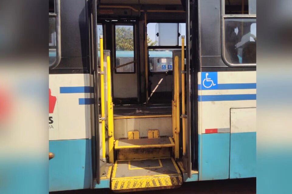 Imagem Ilustrando a Notícia: Empresa sabia que porta de ônibus estava estragada antes de passageira morrer em acidente, diz PC