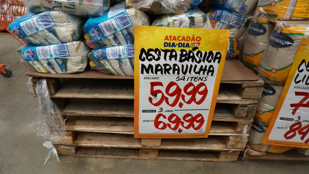 Imagem Ilustrando a Notícia: Auxílio de R$ 600 garante apenas o básico da alimentação