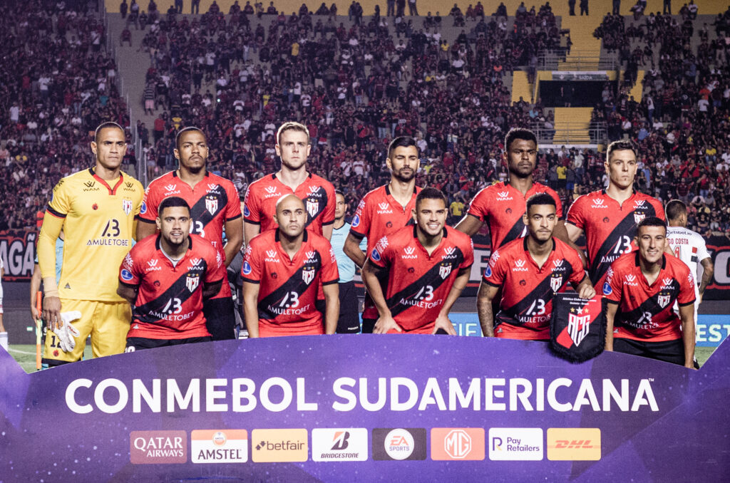 Imagem Ilustrando a Notícia: Após vitória na ida, Atlético-GO reencontra São Paulo e tenta chegar à final da Sul-Americana