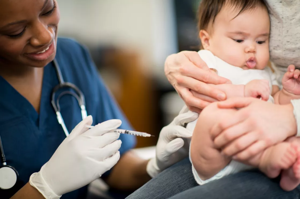 Imagem Ilustrando a Notícia: Vacina da Pfizer para crianças de 6 meses a 4 anos é aprovada pela Anvisa