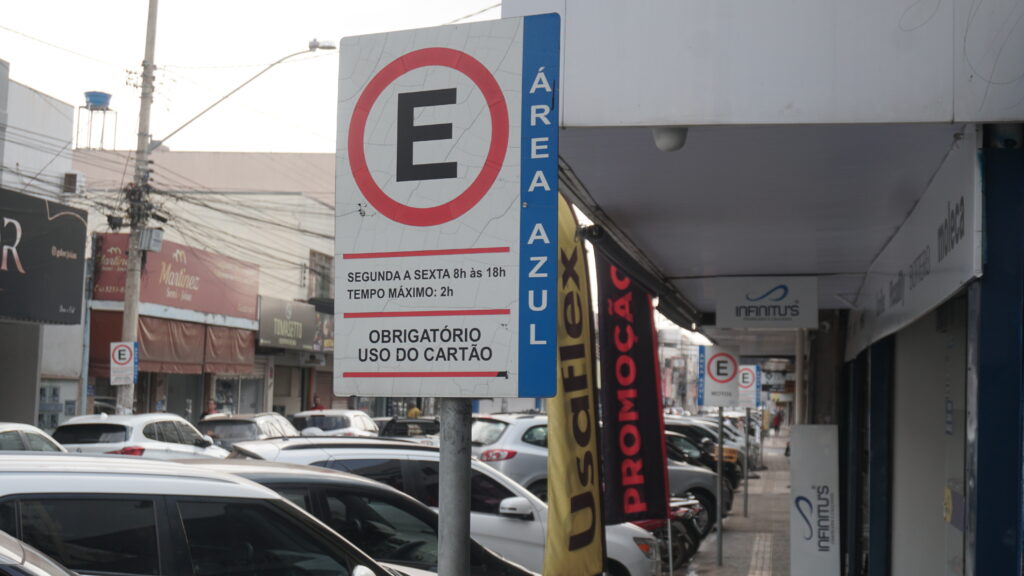 Imagem Ilustrando a Notícia: Motoristas sofrem com falta de fiscalização e lotação na Área Azul