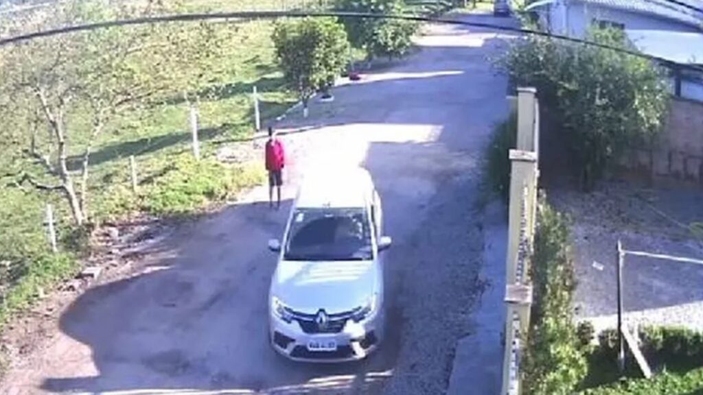 Imagem Ilustrando a Notícia: Vídeo: Pai esquece filho no portão de casa e momento viraliza
