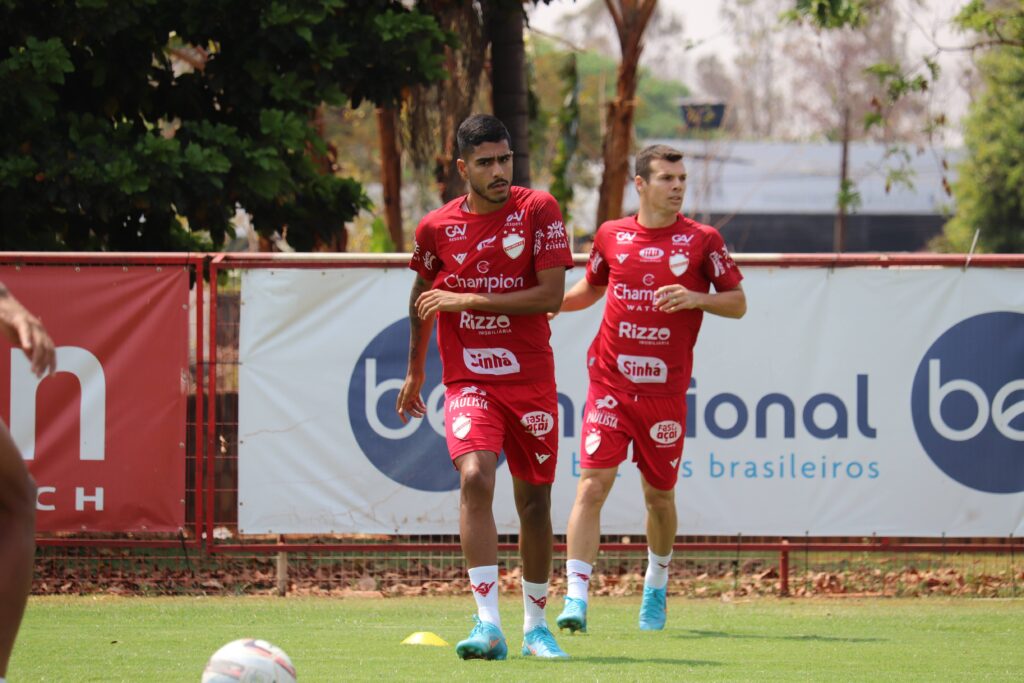 Imagem Ilustrando a Notícia: Kaio Nunes vê Vila Nova focado para enfrentar o Brusque, sua ex-equipe