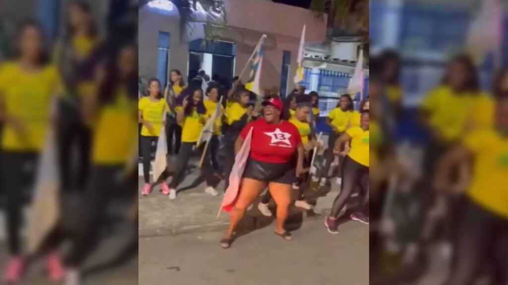 Imagem Ilustrando a Notícia: Militantes de Lula e Bolsonaro dançam juntas na Bahia e viralizam; assista
