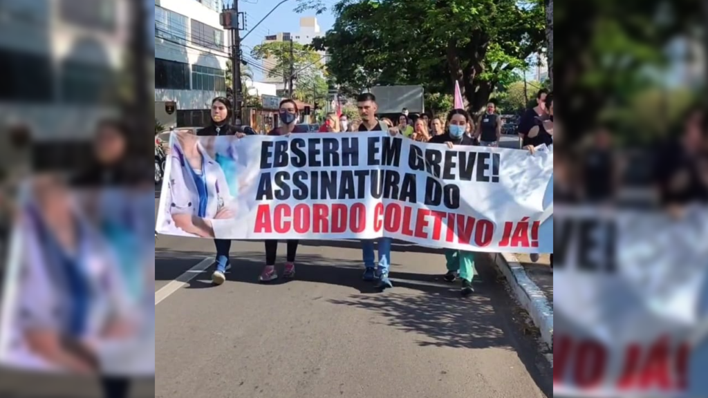 Imagem Ilustrando a Notícia: Em greve, servidores do Hospital das Clínicas fazem protesto por reajustes salariais, em Goiânia