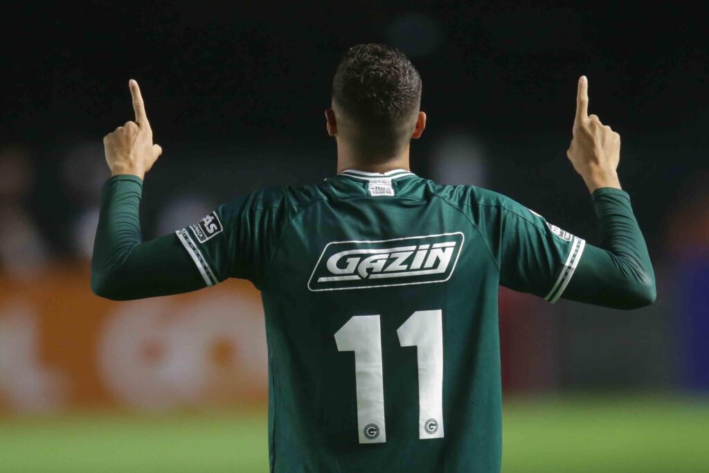 Imagem Ilustrando a Notícia: Com dois de Pedro Raul, Goiás bate o Santos e chega à terceira vitória consecutiva no Brasileirão