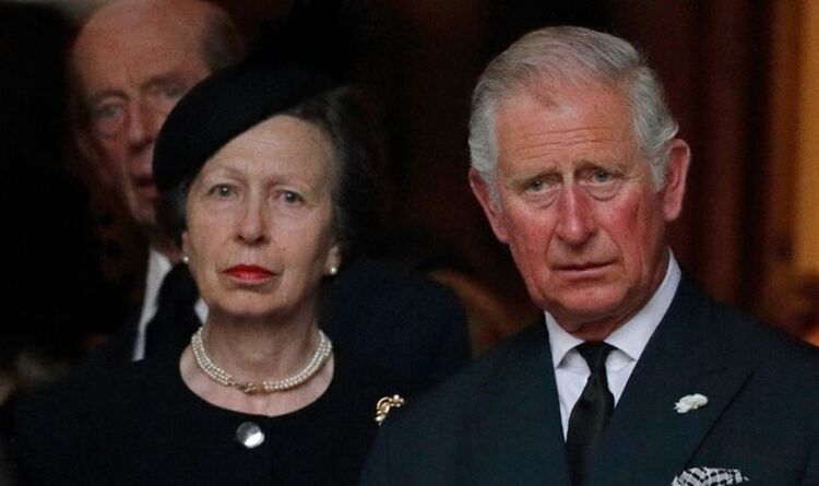 Imagem Ilustrando a Notícia: O adeus à rainha: Charles e Anne foram os últimos a verem Elizabeth II com vida
