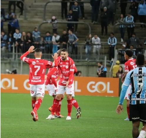 Imagem Ilustrando a Notícia: Vila Nova é derrotado pelo Grêmio em Porto Alegre