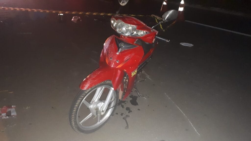 Imagem Ilustrando a Notícia: Motociclista morre ao colidir com poste caído, em Goiânia