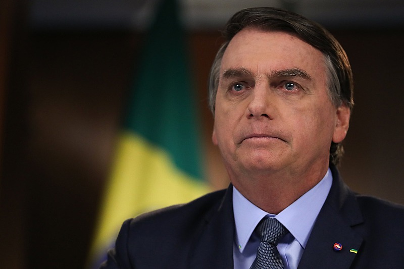 Imagem Ilustrando a Notícia: Bolsonaro sanciona lei que garante salários iguais para homens e mulheres