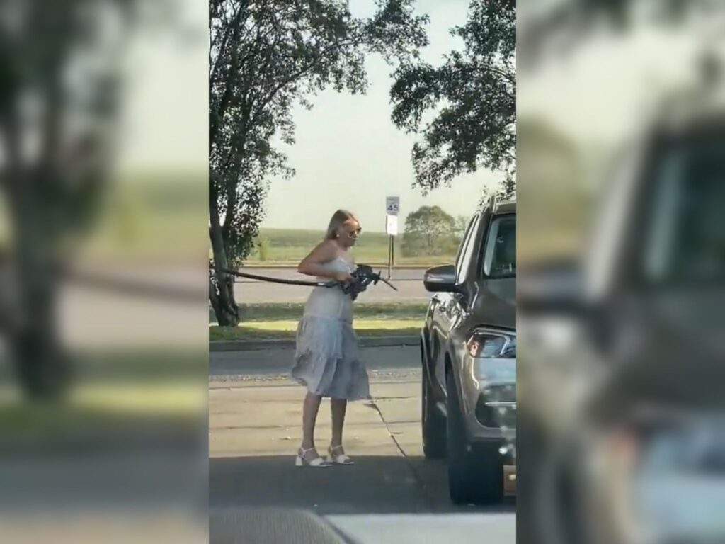 Imagem Ilustrando a Notícia: Vídeo: Mulher tenta diversas formas abastecer carro e viraliza nas redes sociais