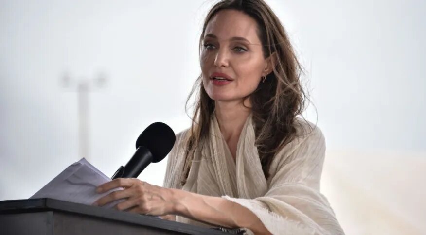 Imagem Ilustrando a Notícia: Angelina Jolie visita locais atingidos por enchentes no Paquistão